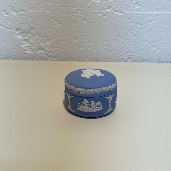 Wedgwood Blue Jasperware Kidney-Shaped Trinket Box with White Motif - Picture 4 of 10